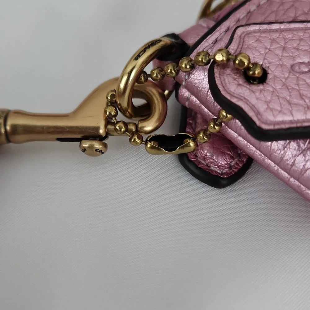 Beautiful NWOT Coach Metallic Pink  Leather Wristlet/Wallet & Dust Cover 🩷✨️💖 - Picture 5 of 15